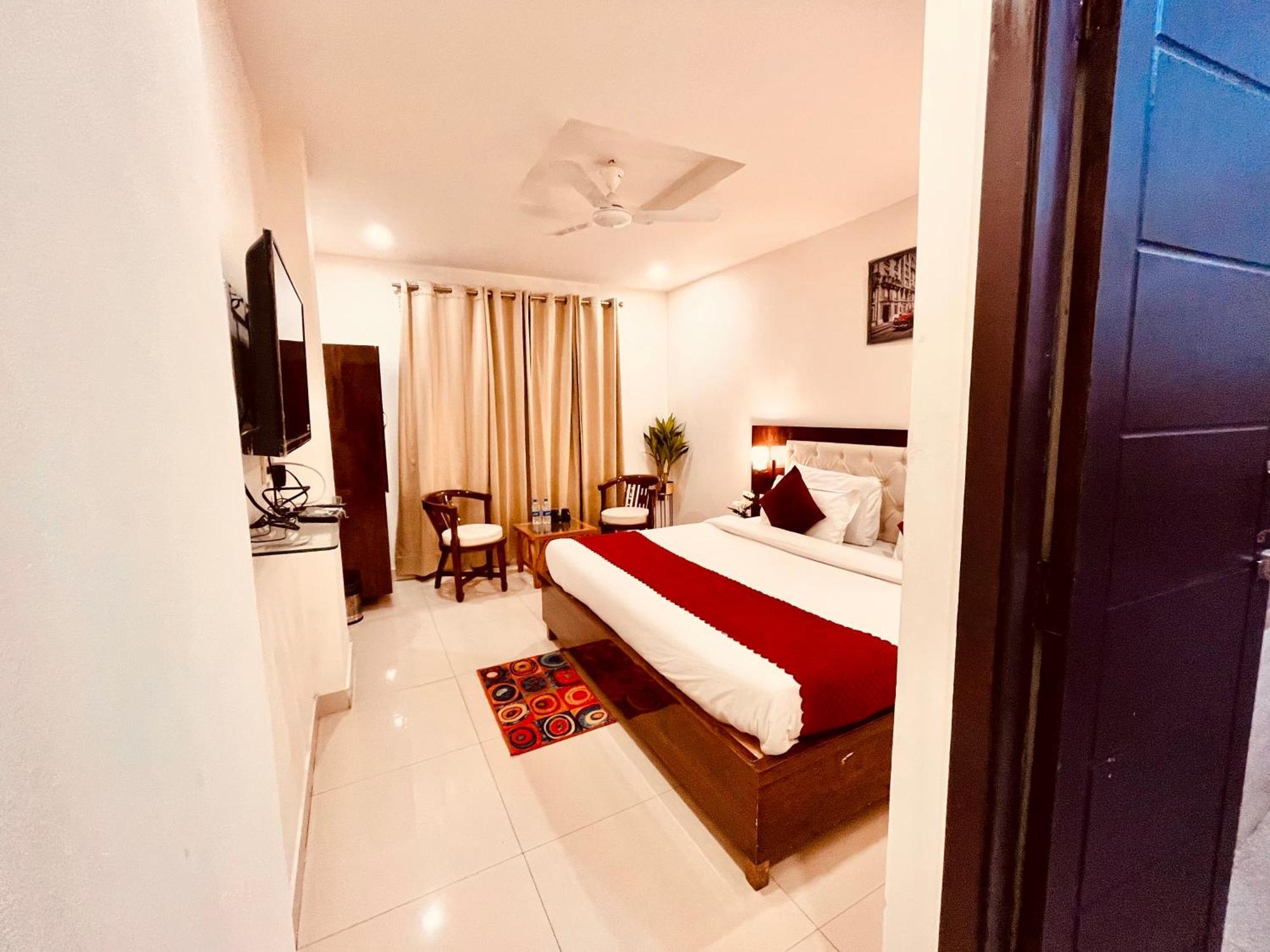 Sampat Royal Cafe Hotel Delhi  Bagian luar foto