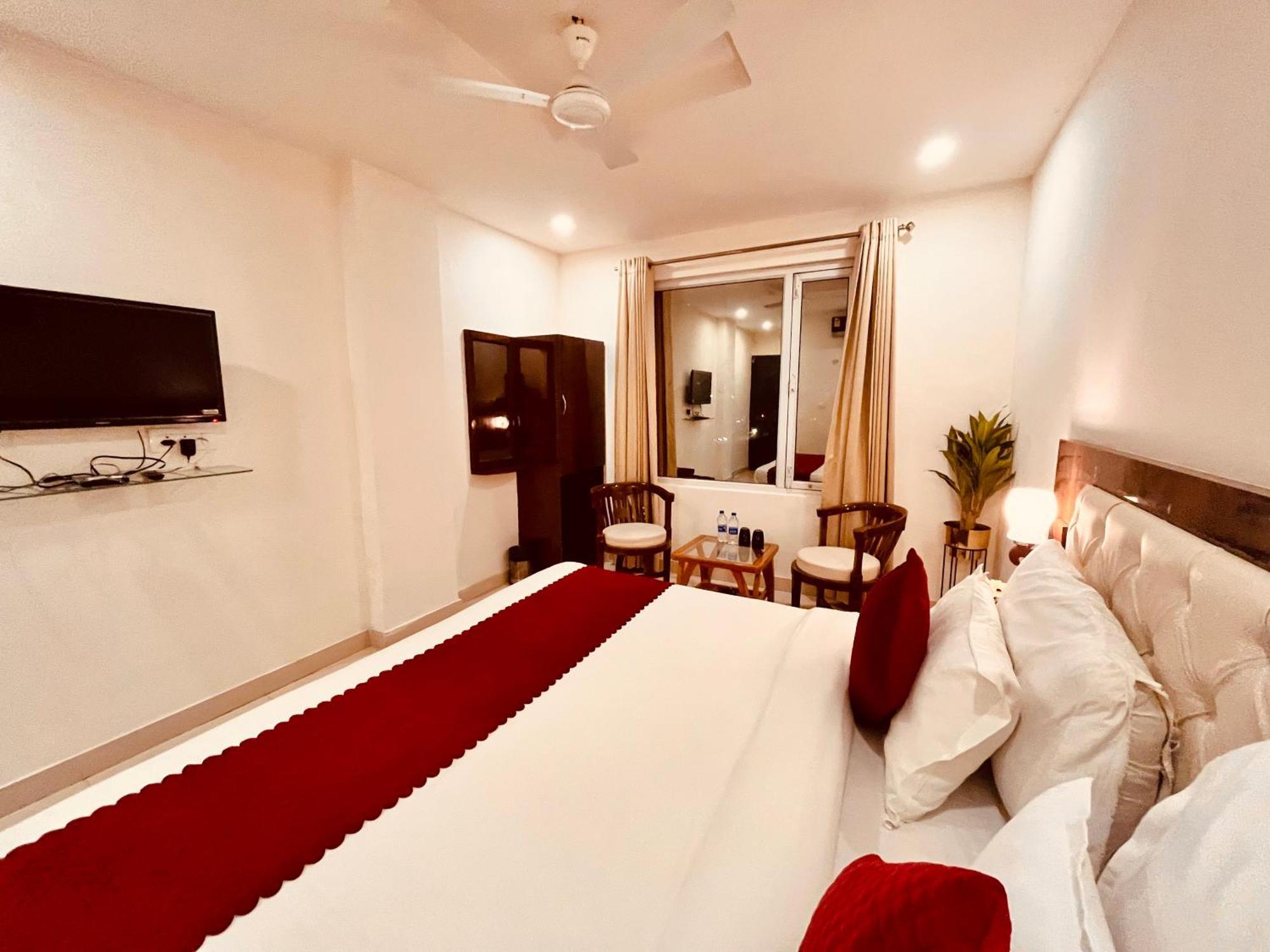Sampat Royal Cafe Hotel Delhi  Bagian luar foto