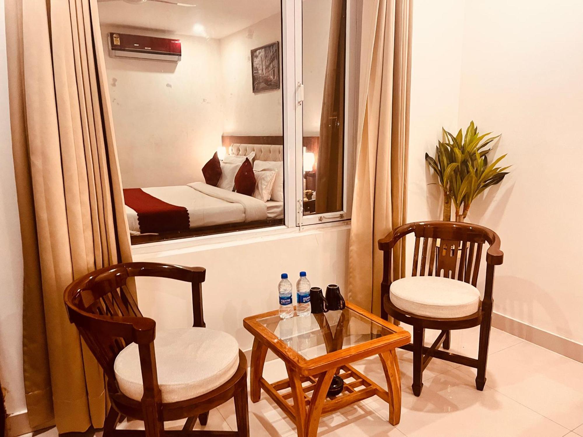 Sampat Royal Cafe Hotel Delhi  Bagian luar foto